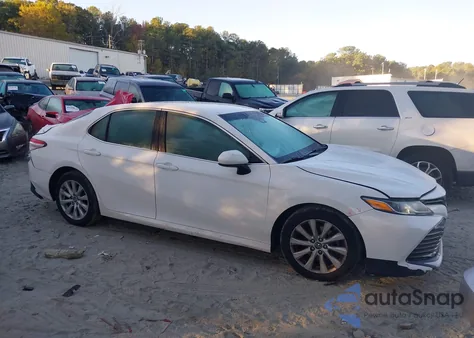 2018 Toyota Camry Le из США, поврежденный, VIN 4T1B11HK2JU563414